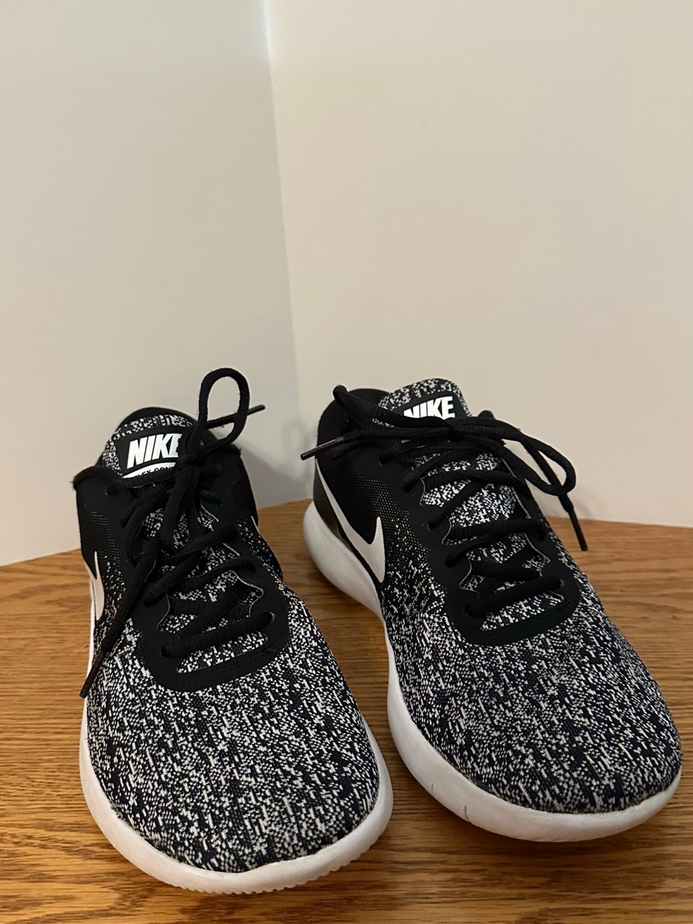 Men’s Size 8.5 Nike Black and White Knit Trainer Sneakers